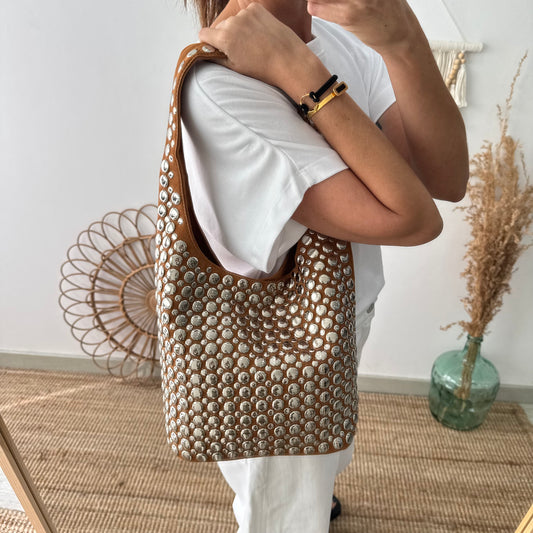 Bolso hobo camel con tachuelas plateadas