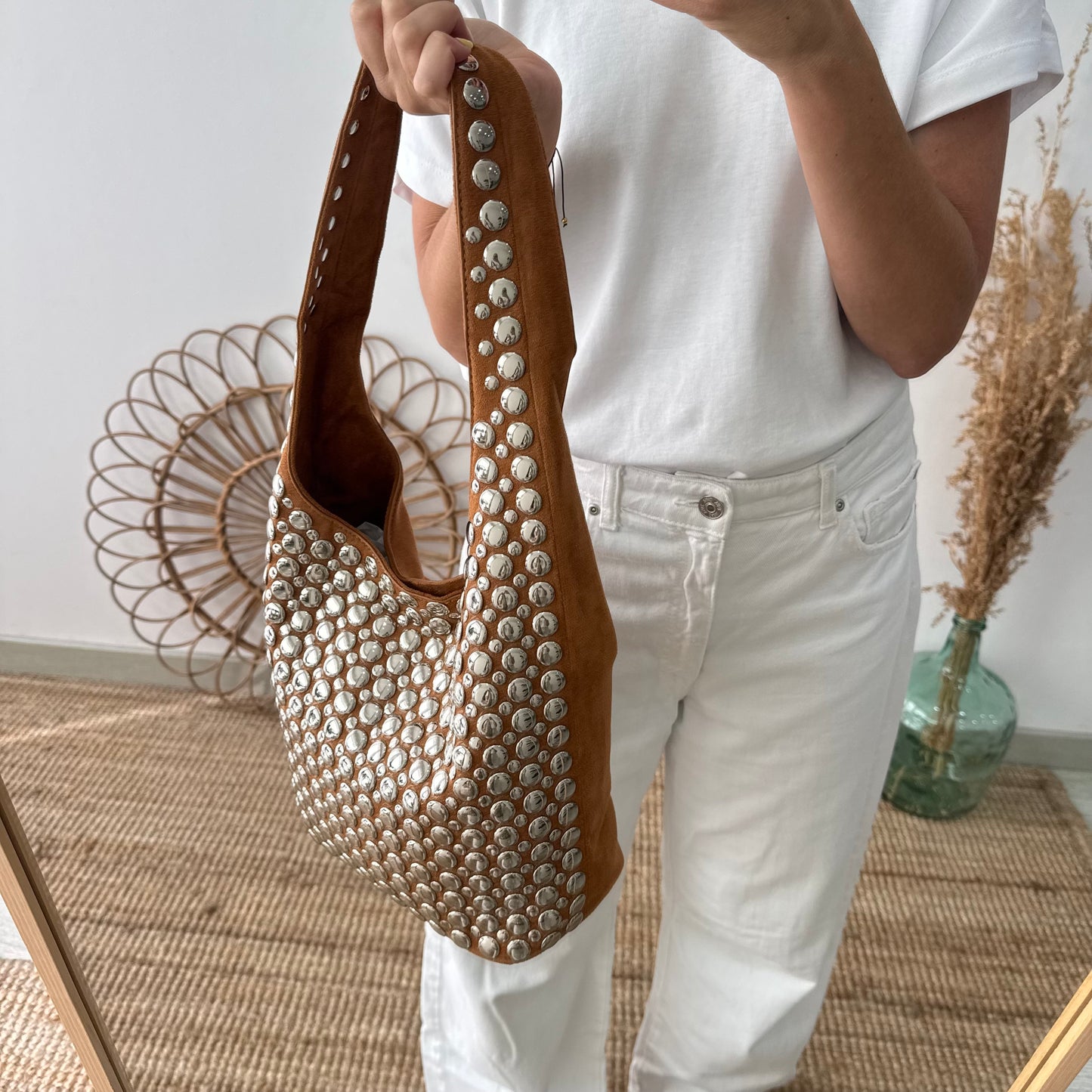 Bolso hobo camel con tachuelas plateadas