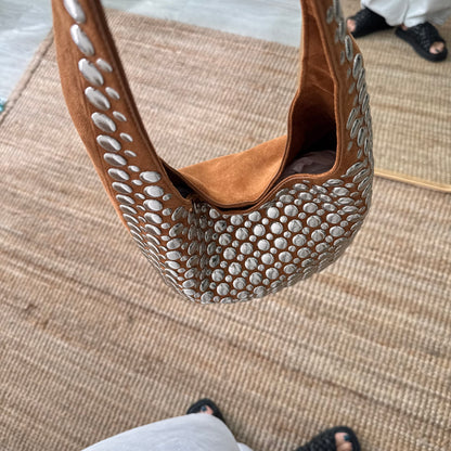Bolso hobo camel con tachuelas plateadas