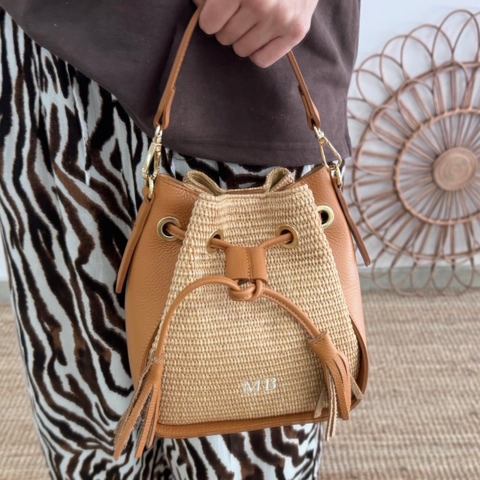 Bolso bucket combinado rafia y piel camel pompón iniciales bordadas - Bubbleshopbcn