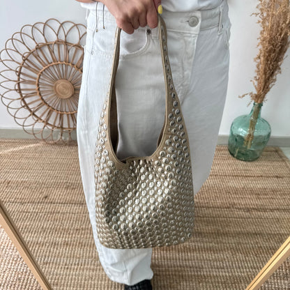 Bolso hobo  beige con tachuelas plateadas