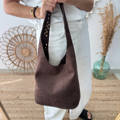 Bolso hobo marrón con tachuelas doradas