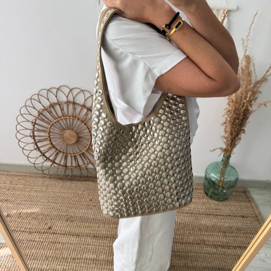 Bolso hobo  beige con tachuelas plateadas