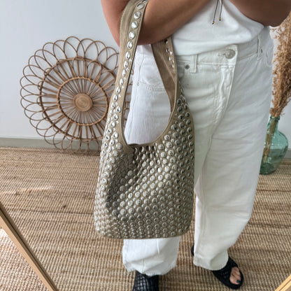Bolso hobo  beige con tachuelas plateadas