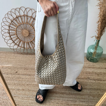 Bolso hobo  beige con tachuelas plateadas