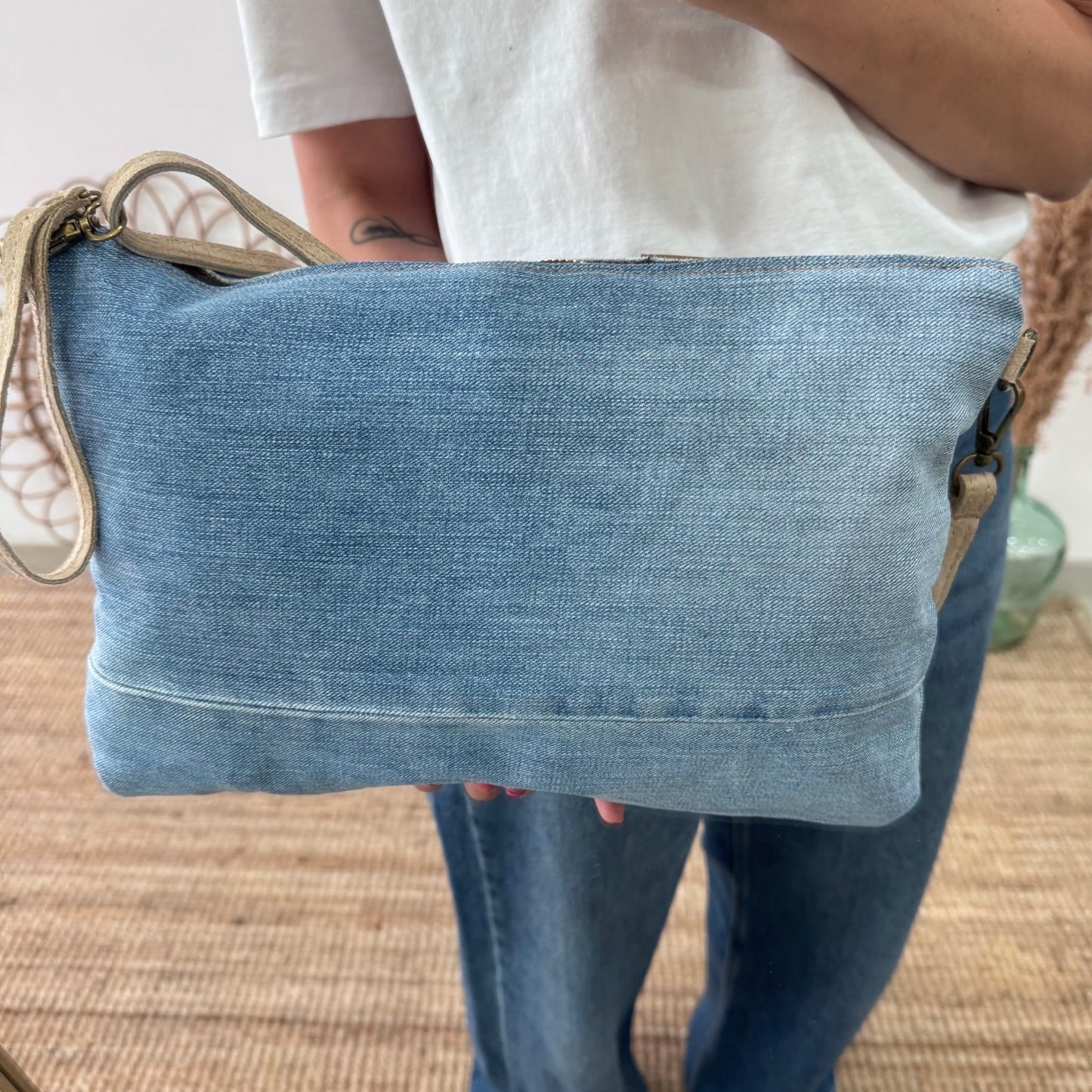 Bandolera denim asas piel taupe iniciales bordadas - Bubbleshopbcn