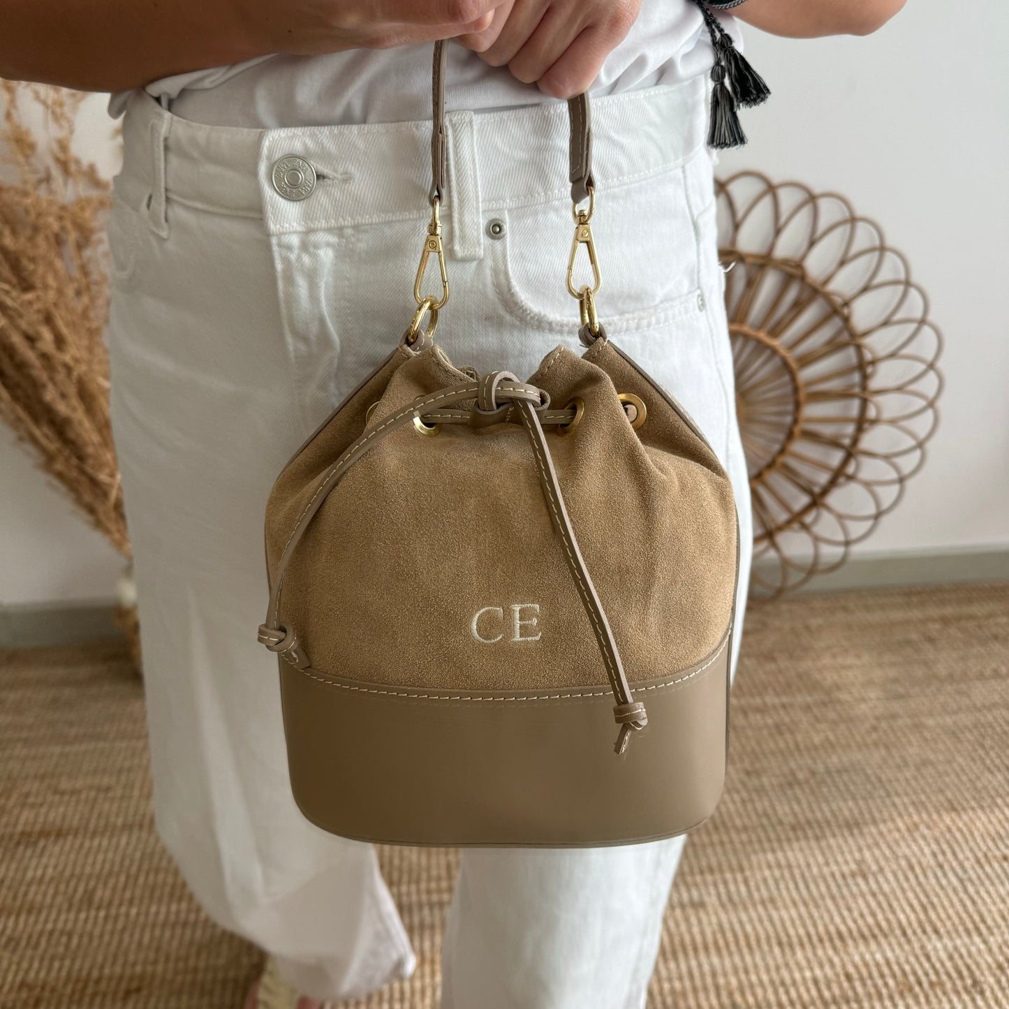 Bolso bucket ante y piel taupe iniciales bordadas