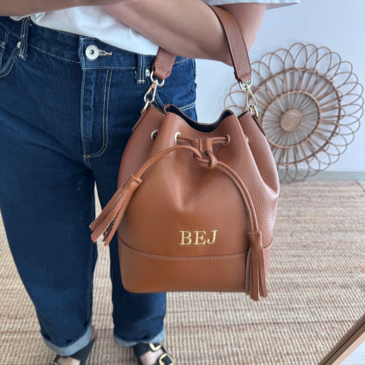 Bolso bucket piel camel grande pompón iniciales bordadas - Bubbleshopbcn