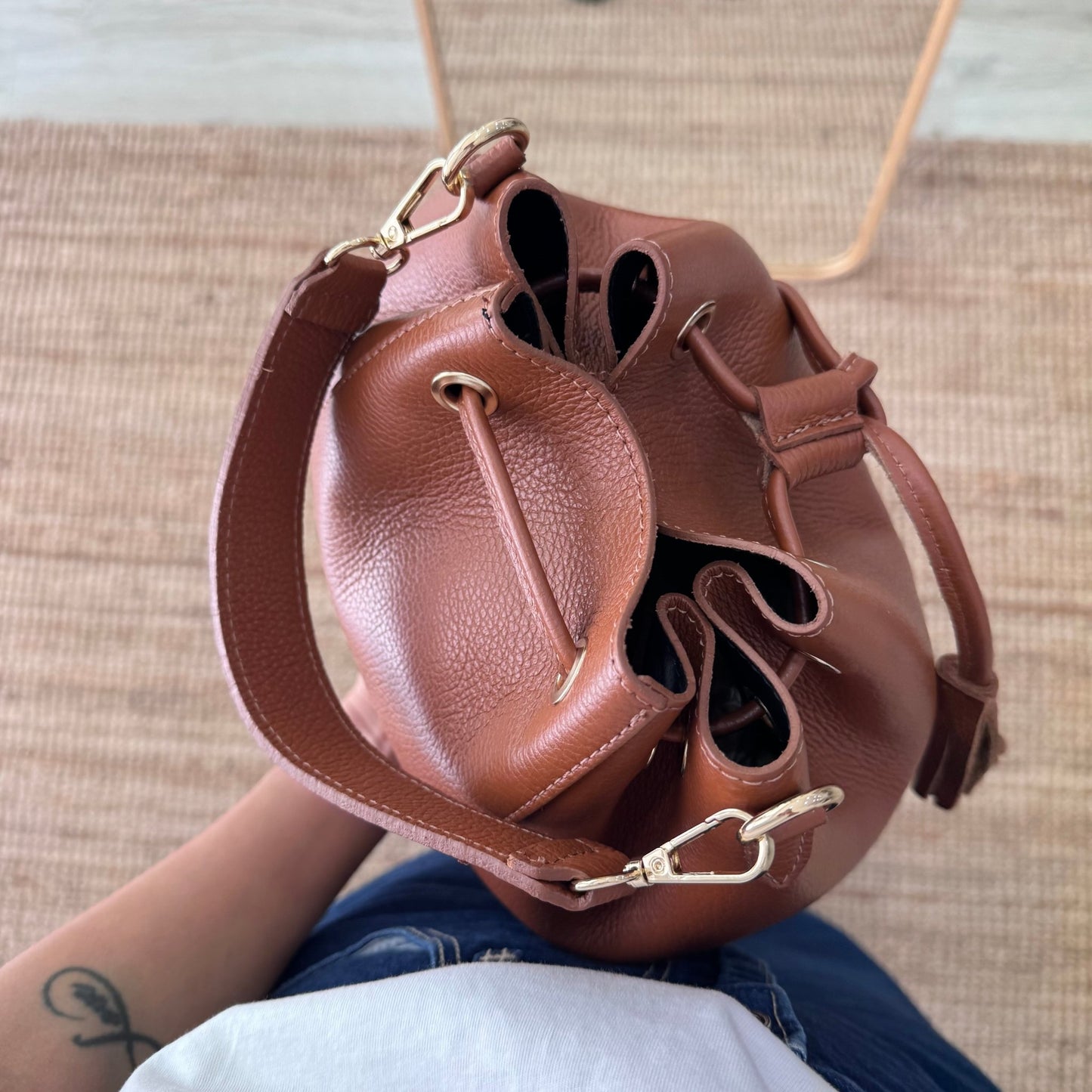 Bolso bucket piel camel grande pompón iniciales bordadas - Bubbleshopbcn