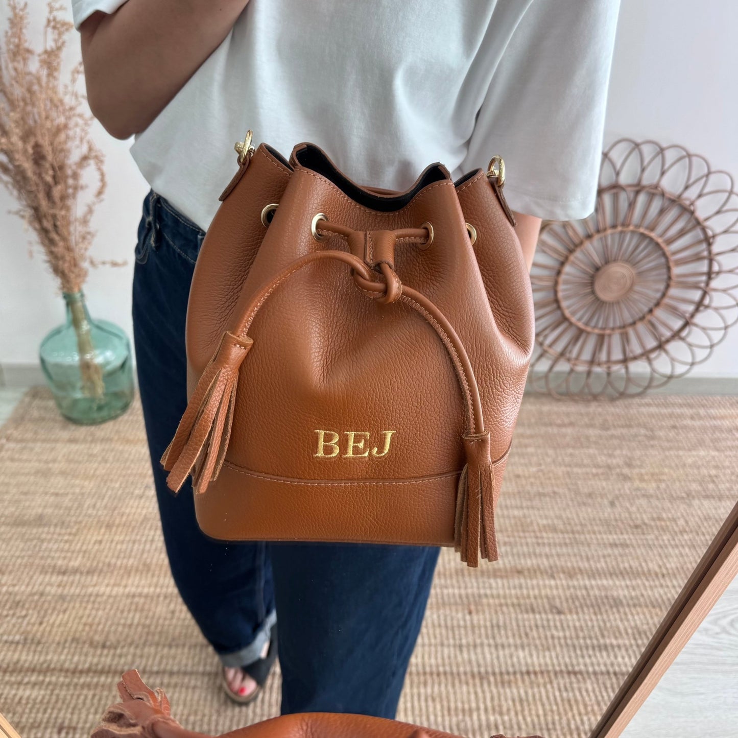 Bolso bucket piel camel grande pompón iniciales bordadas - Bubbleshopbcn