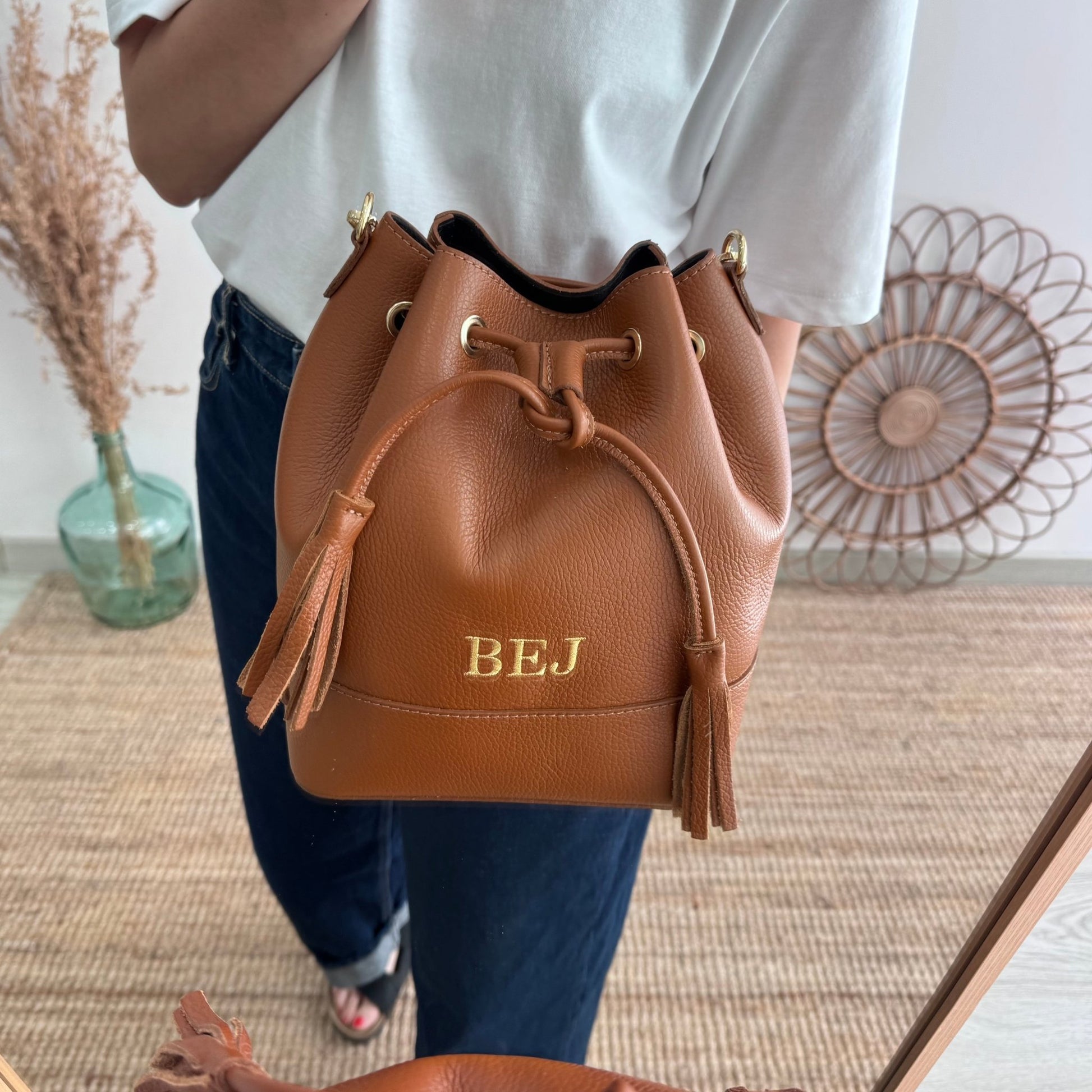 Bolso bucket piel camel grande pompón iniciales bordadas - Bubbleshopbcn