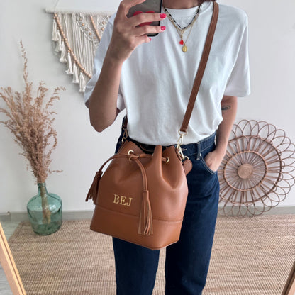 Bolso bucket piel camel grande pompón iniciales bordadas - Bubbleshopbcn