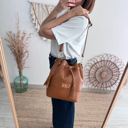 Bolso bucket piel camel grande pompón iniciales bordadas - Bubbleshopbcn
