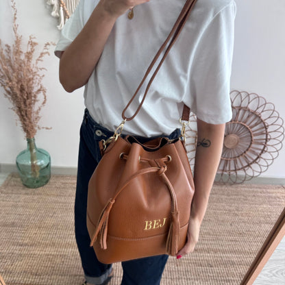 Bolso bucket piel camel grande pompón iniciales bordadas - Bubbleshopbcn