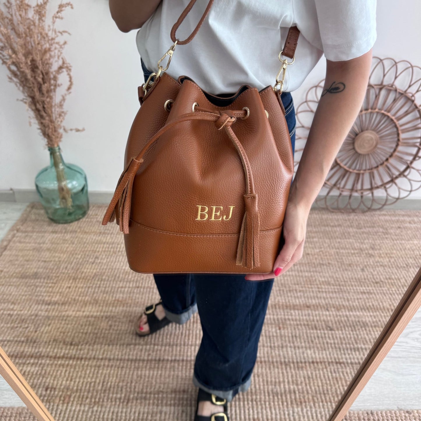 Bolso bucket piel camel grande pompón iniciales bordadas - Bubbleshopbcn