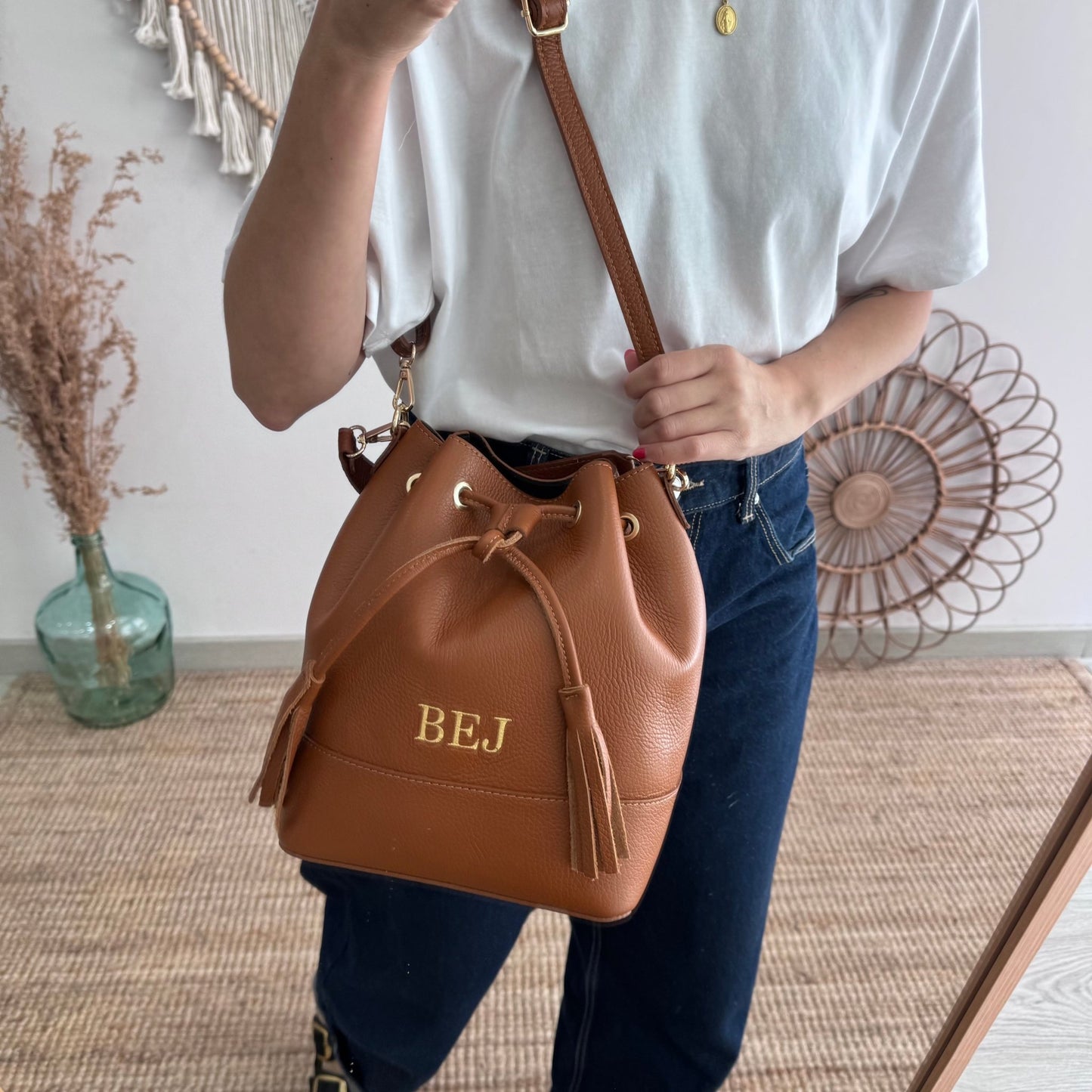 Bolso bucket piel camel grande pompón iniciales bordadas - Bubbleshopbcn