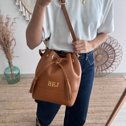 Bolso bucket piel camel grande pompón iniciales bordadas - Bubbleshopbcn
