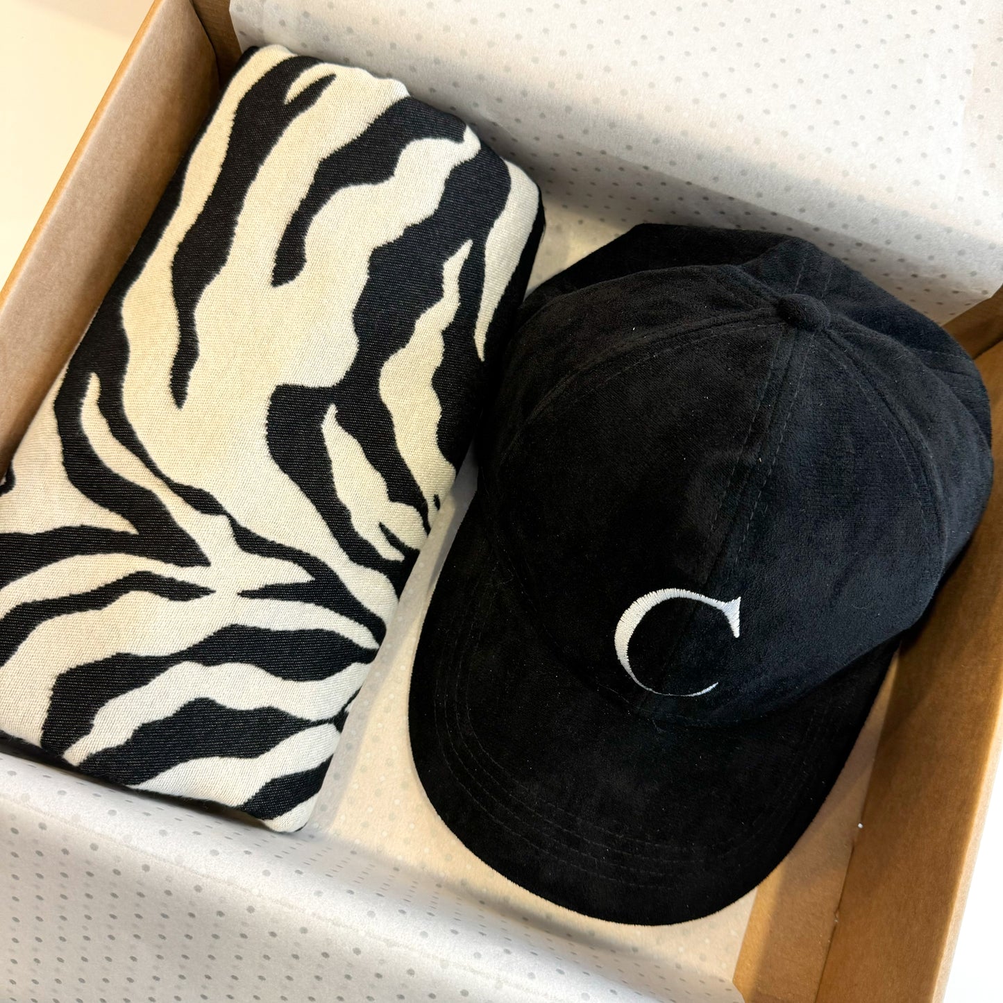 PACK REGALO BUFANDA ESTAMPADO PRINT Y GORRA NEGRA PERSONALIZADA