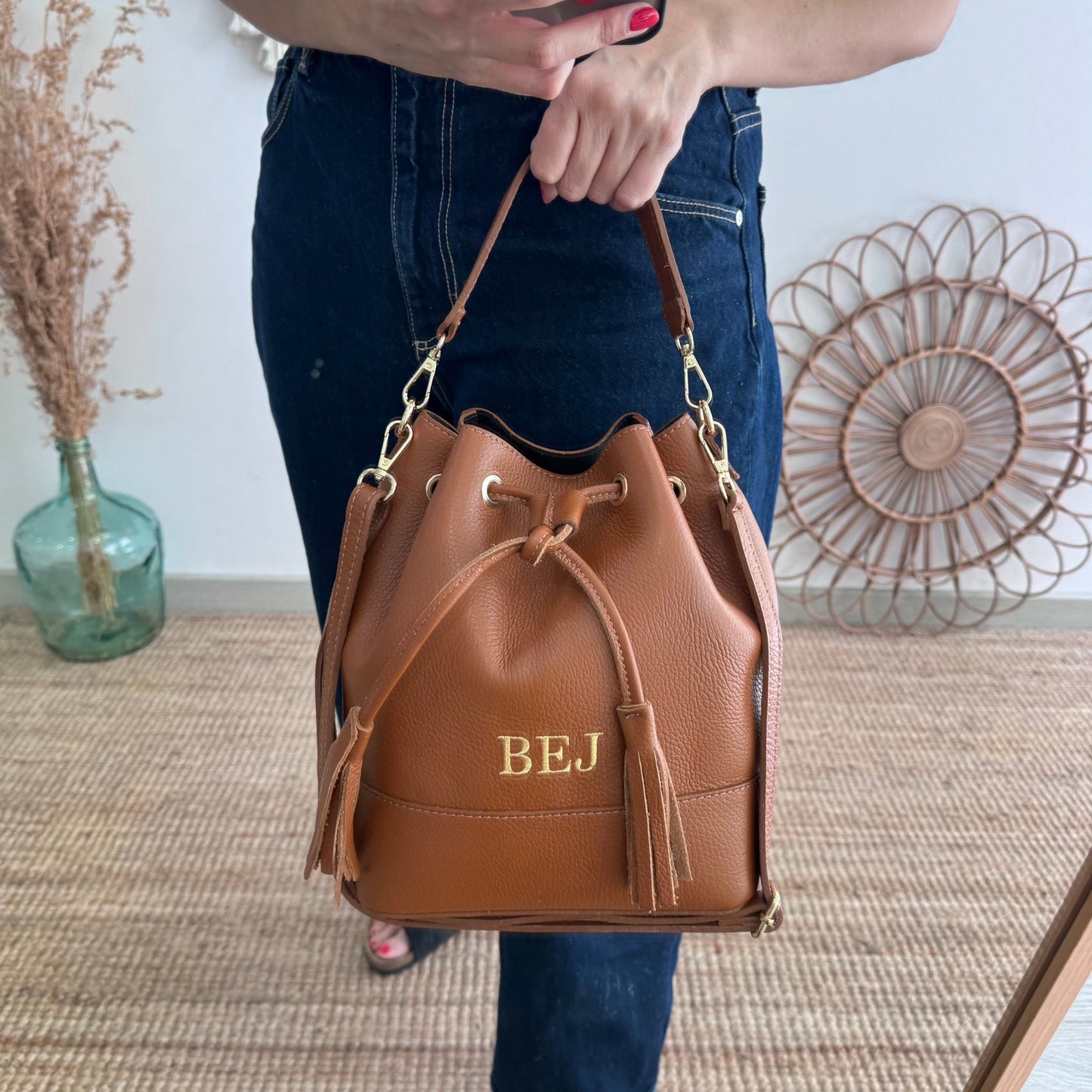 Bolso bucket piel camel grande pompón iniciales bordadas - Bubbleshopbcn