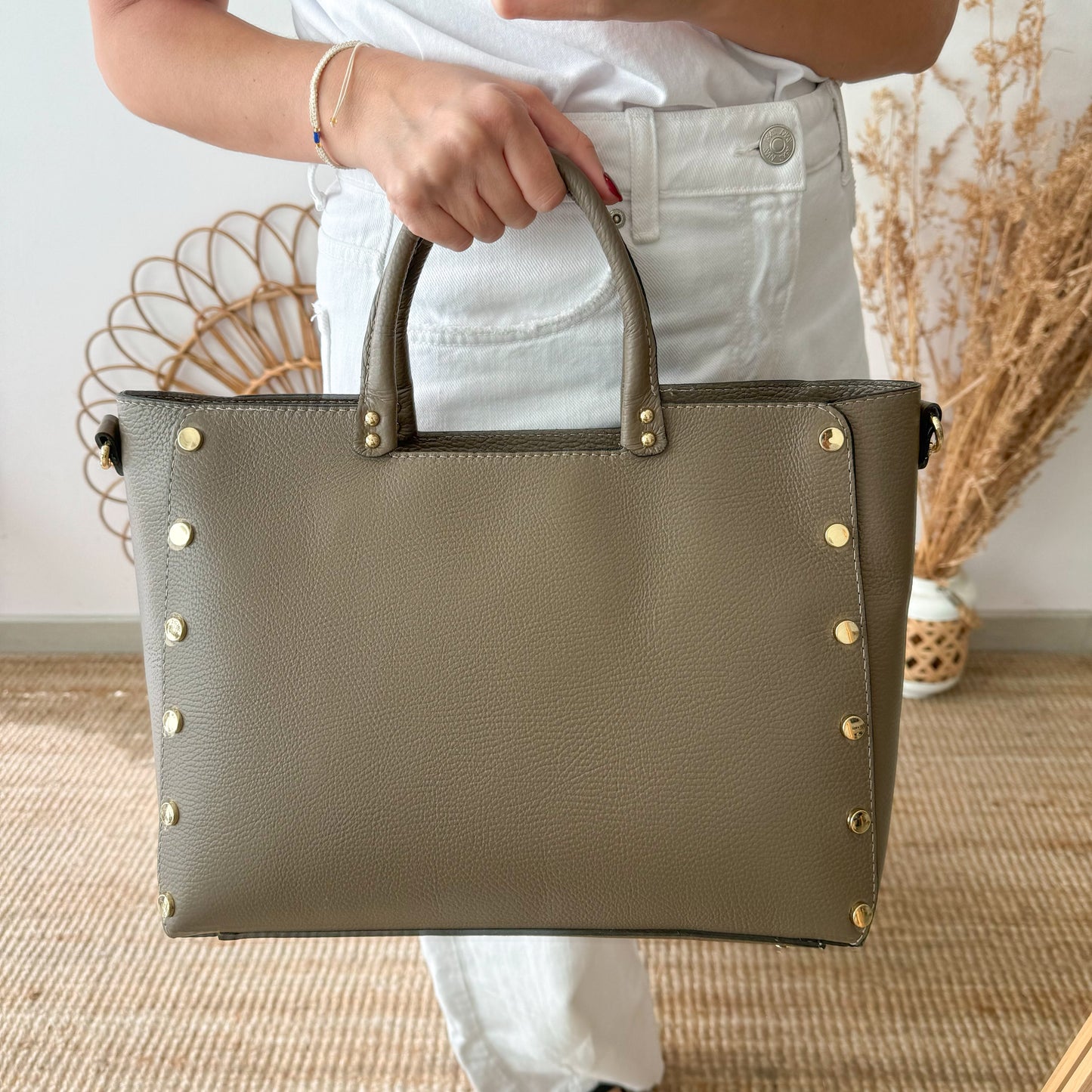 Bolso shopper tachuelas piel taupe