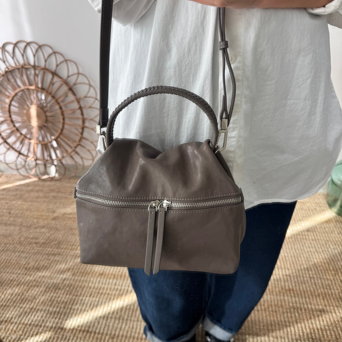 Bolso bombonera asa fruncida taupe