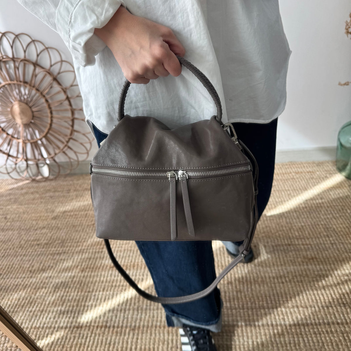 Bolso bombonera asa fruncida taupe