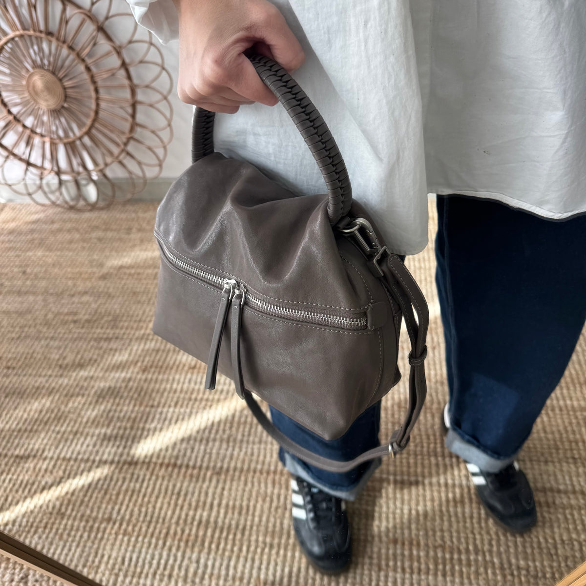 Bolso bombonera asa fruncida taupe