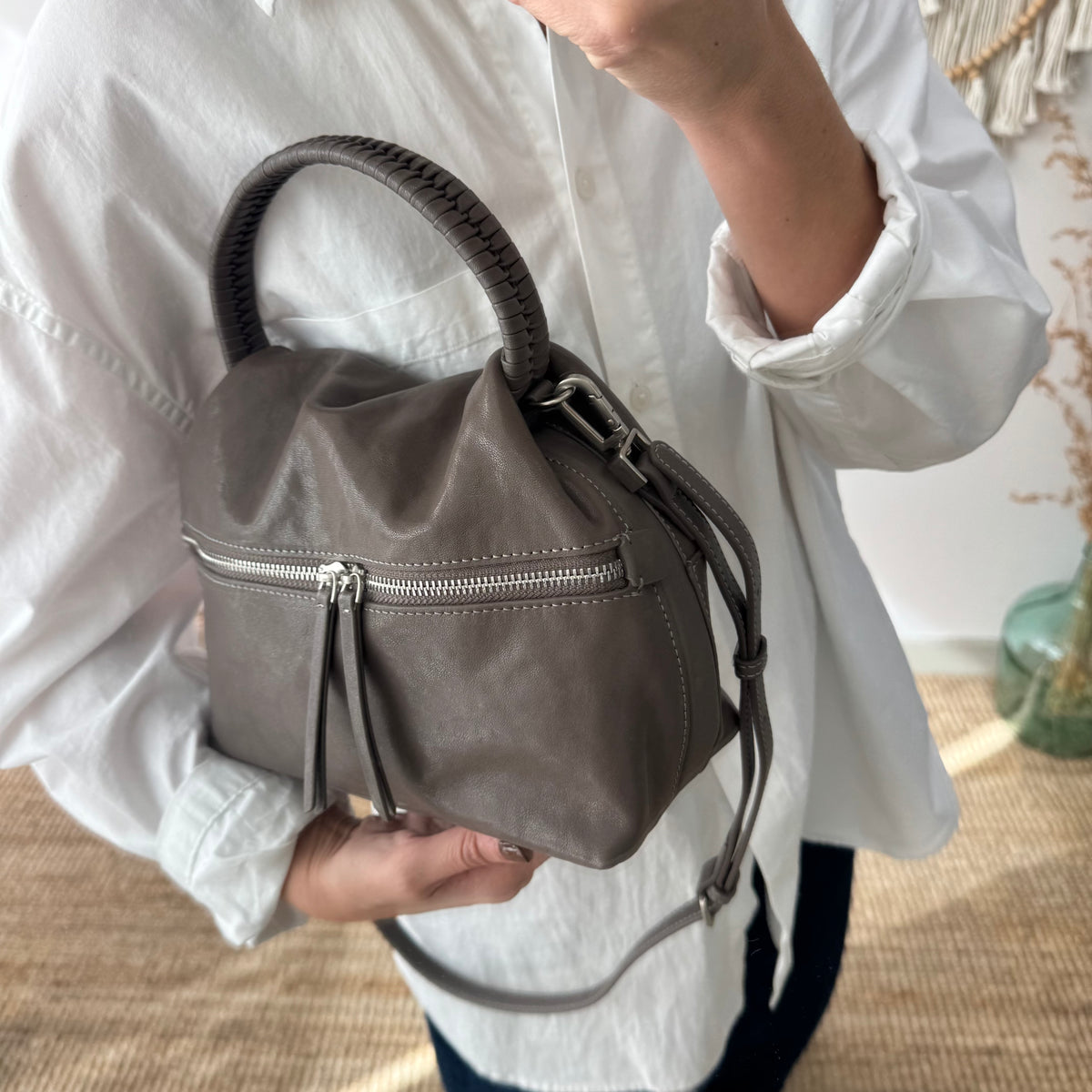 Bolso bombonera asa fruncida taupe