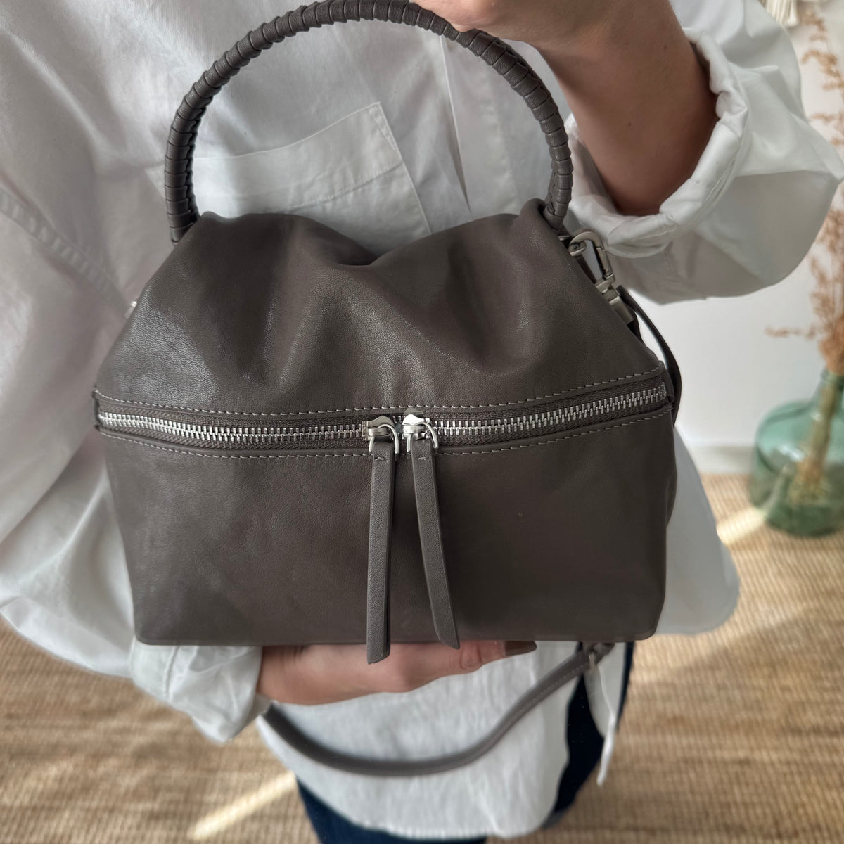 Bolso bombonera asa fruncida taupe