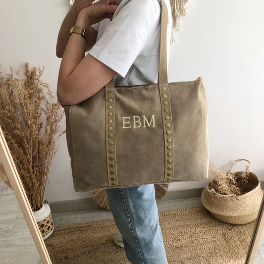 Bolso serraje beige tachuelas iniciales bordadas
