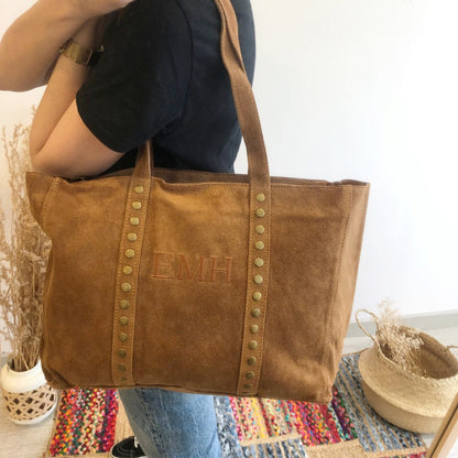 Bolso serraje camel tachuelas iniciales bordadas