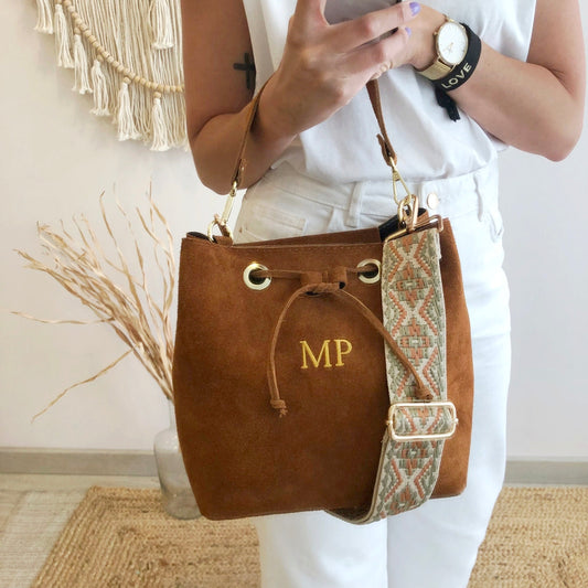 Bolso bucket serraje camel arandelas herraje dorado iniciales bordadas