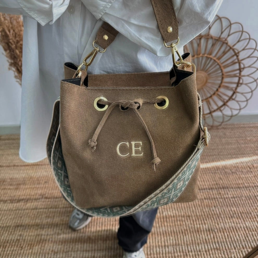 Bolso bucket serraje taupe arandelas herraje dorado iniciales bordadas