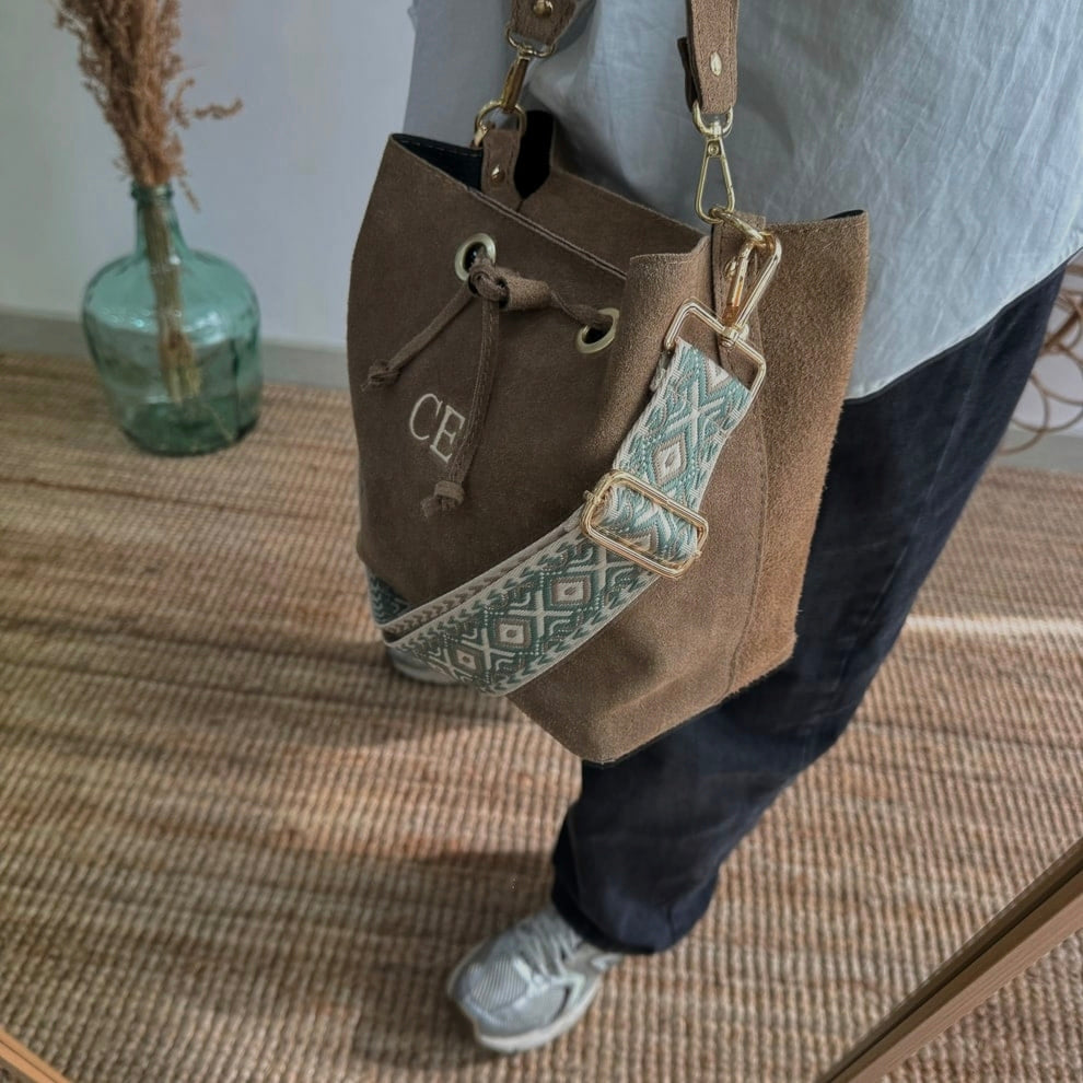 Bolso bucket serraje taupe arandelas herraje dorado iniciales bordadas
