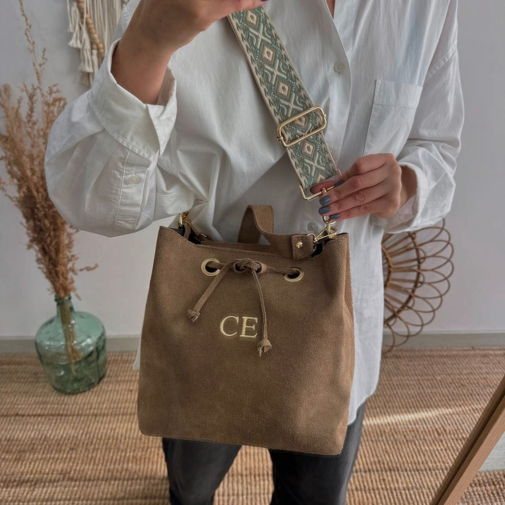 Bolso bucket serraje taupe arandelas herraje dorado iniciales bordadas
