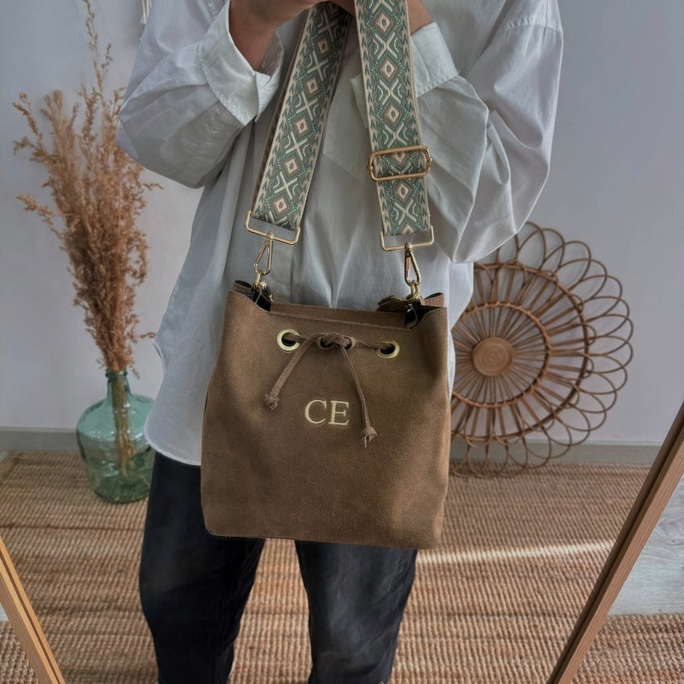 Bolso bucket serraje taupe arandelas herraje dorado iniciales bordadas