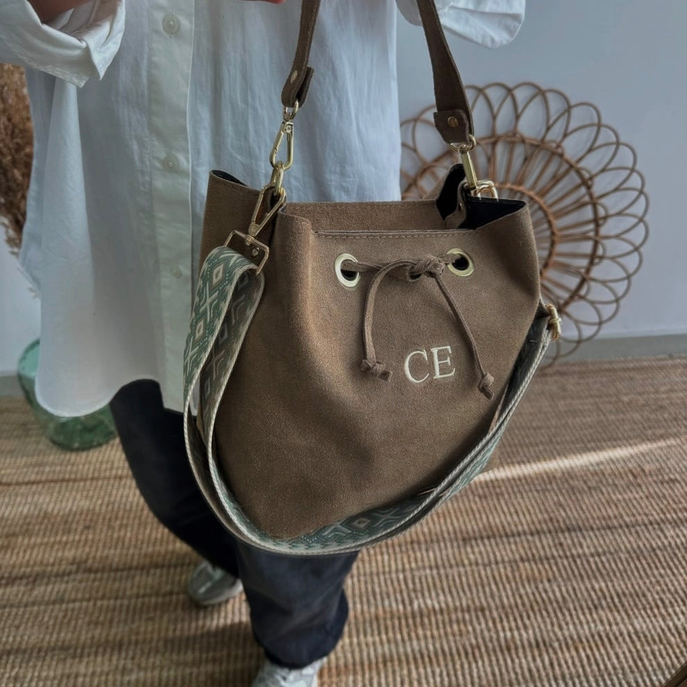 Bolso bucket serraje taupe arandelas herraje dorado iniciales bordadas