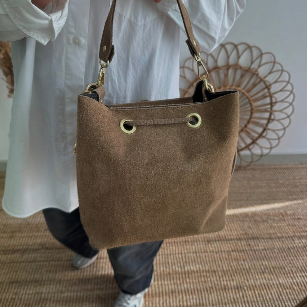 Bolso bucket serraje taupe arandelas herraje dorado iniciales bordadas