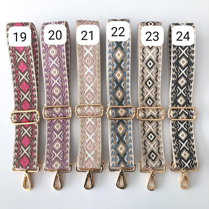 Bolso ovalado piel negra solapa iniciales bordadas
