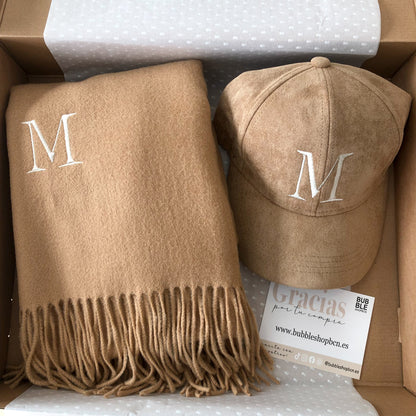 Pack regalo bufanda y gorra camel personalizadas