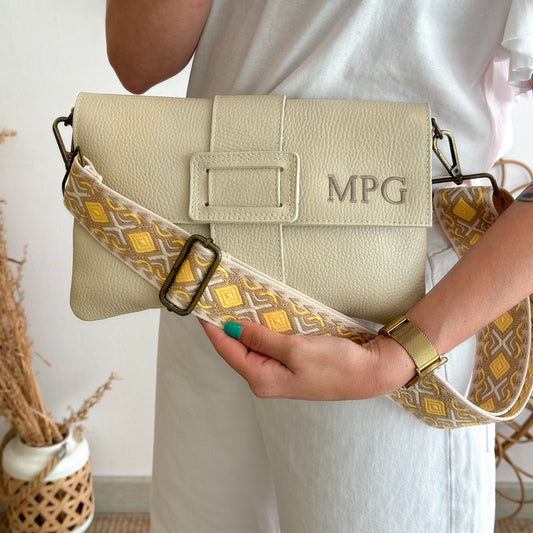 Bolso piel bandolera beige solapa personalizado iniciales bordadas