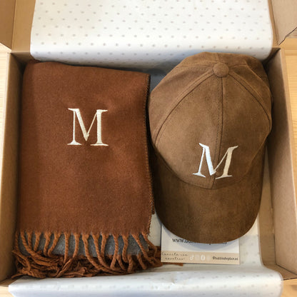 Pack regalo bufanda y gorra marrón personalizada
