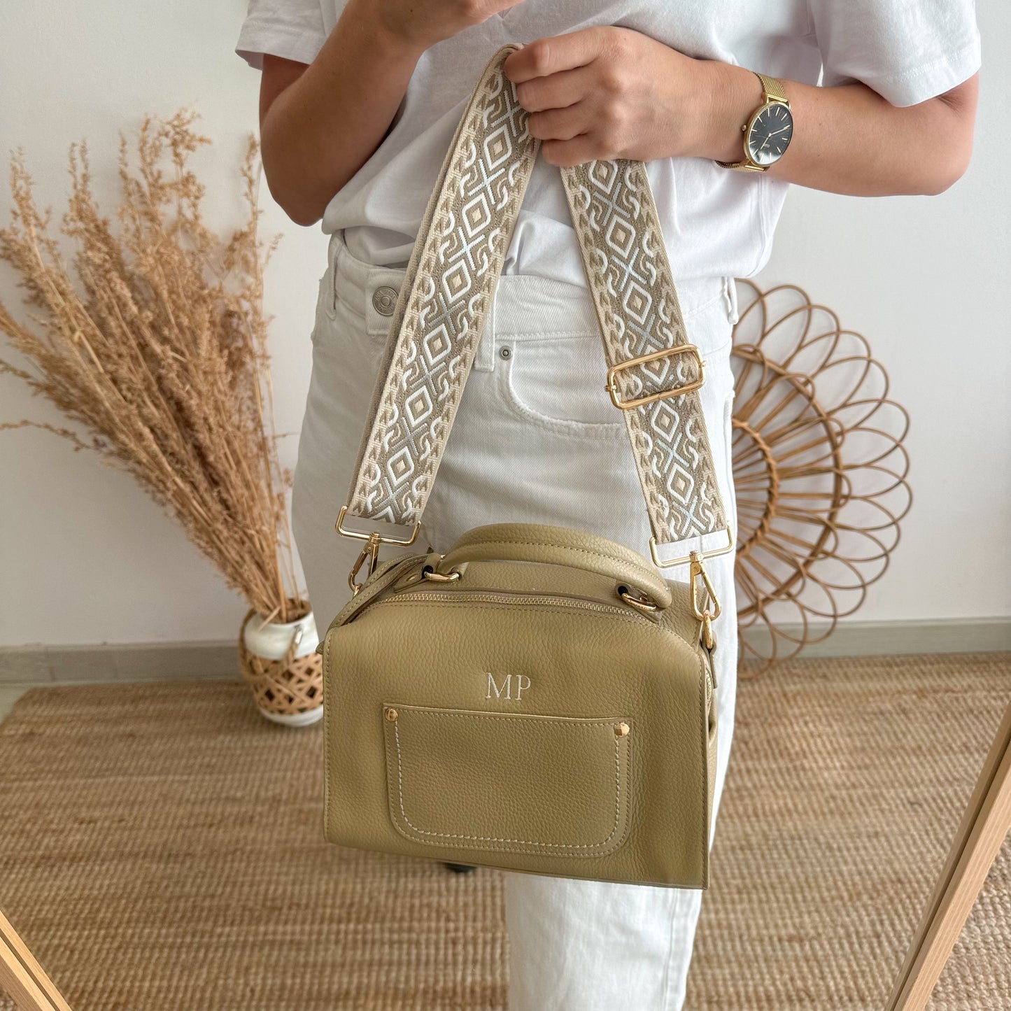 Bolso piel rec. bolsillos iniciales bordadas taupe