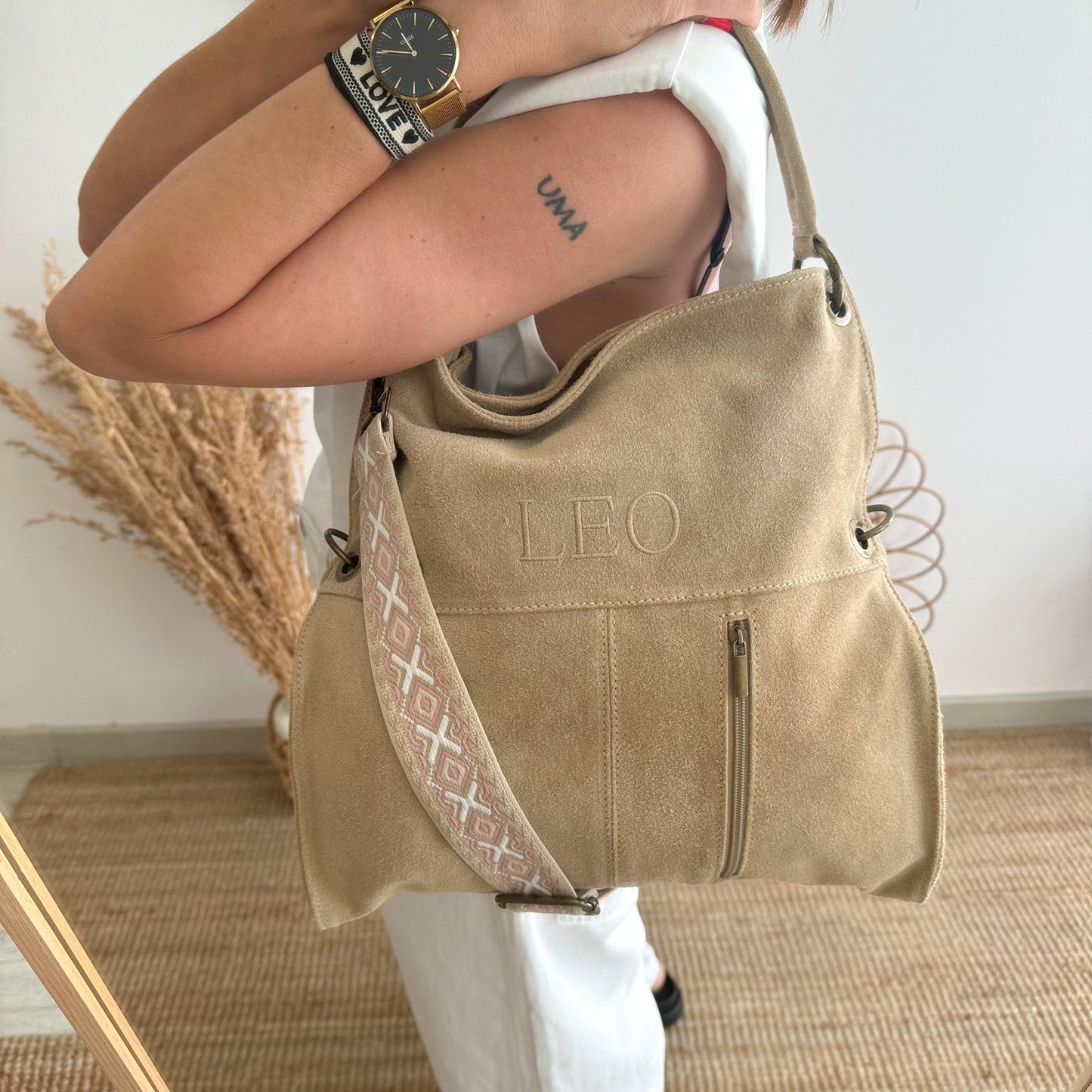 Bolso ante beige cremalllera iniciales bordadas