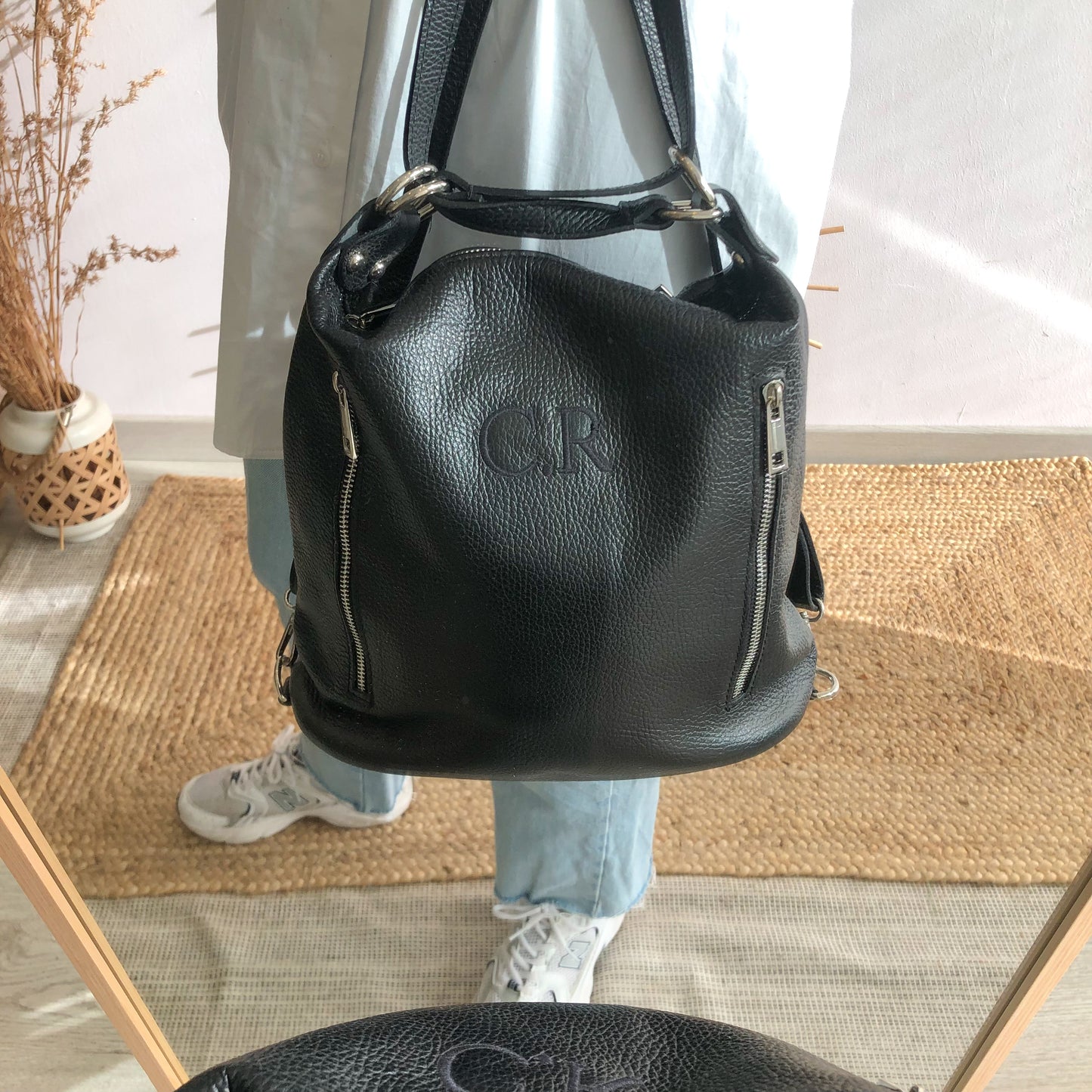 Bolso mochila negro personalizado iniciales bordadas