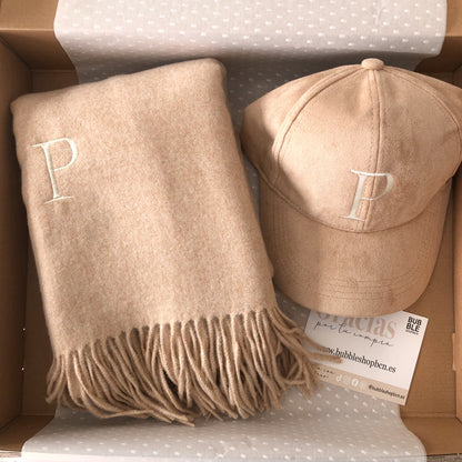 Pack regalo bufanda y gorra beige personalizadas