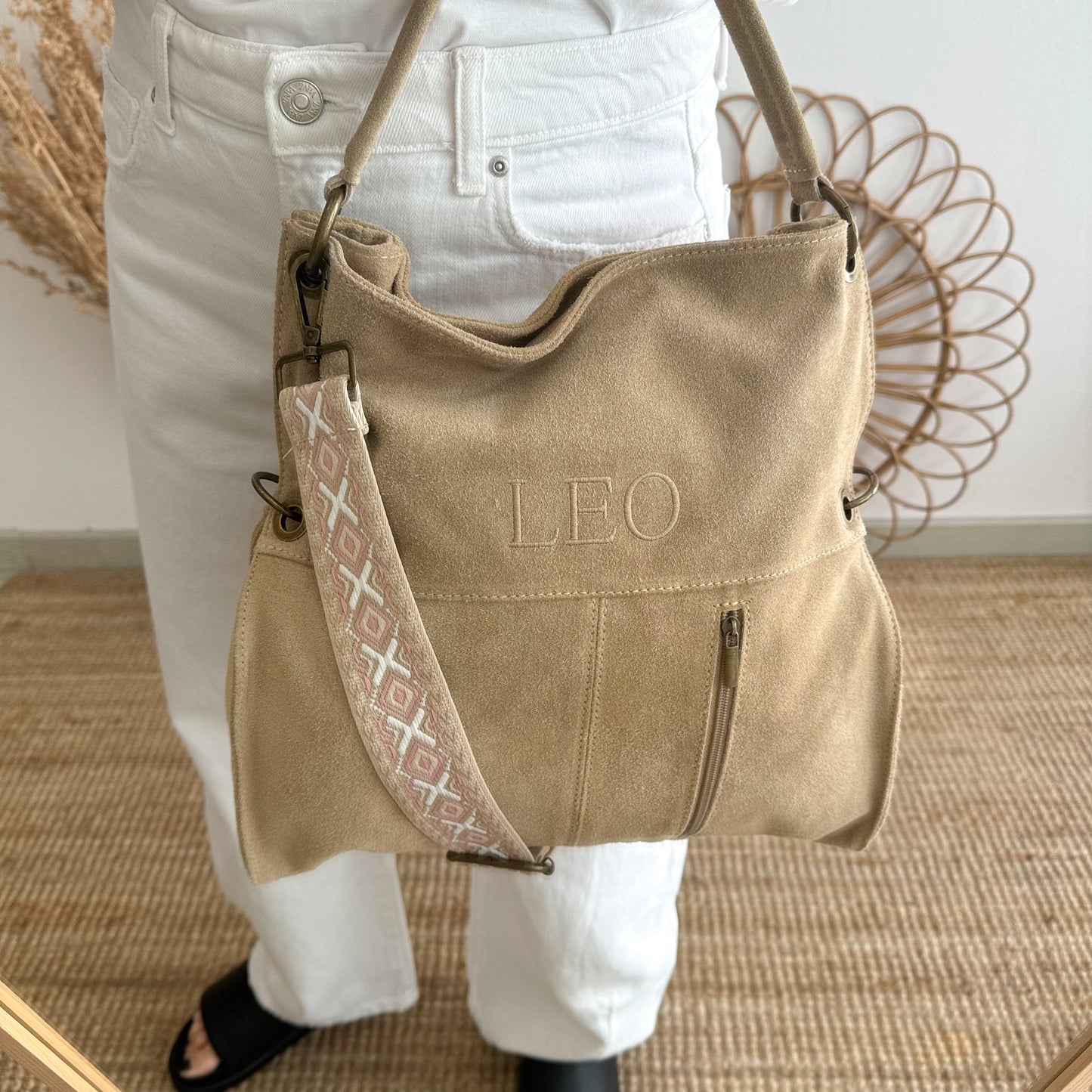 Bolso ante beige cremalllera iniciales bordadas