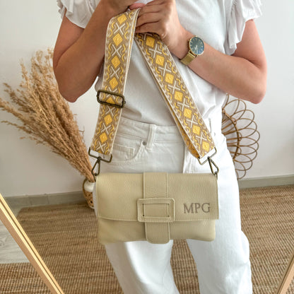 Bolso piel bandolera beige solapa personalizado iniciales bordadas
