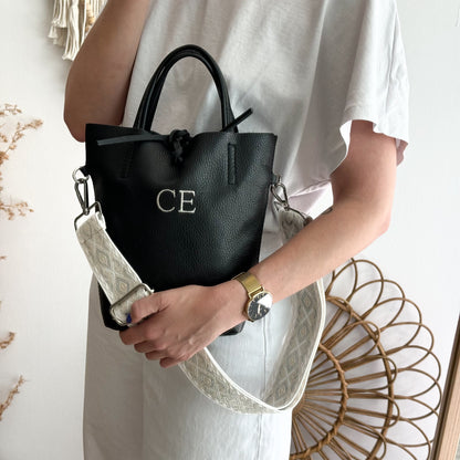 Bolso pequeño piel negro personalizado iniciales bordadas