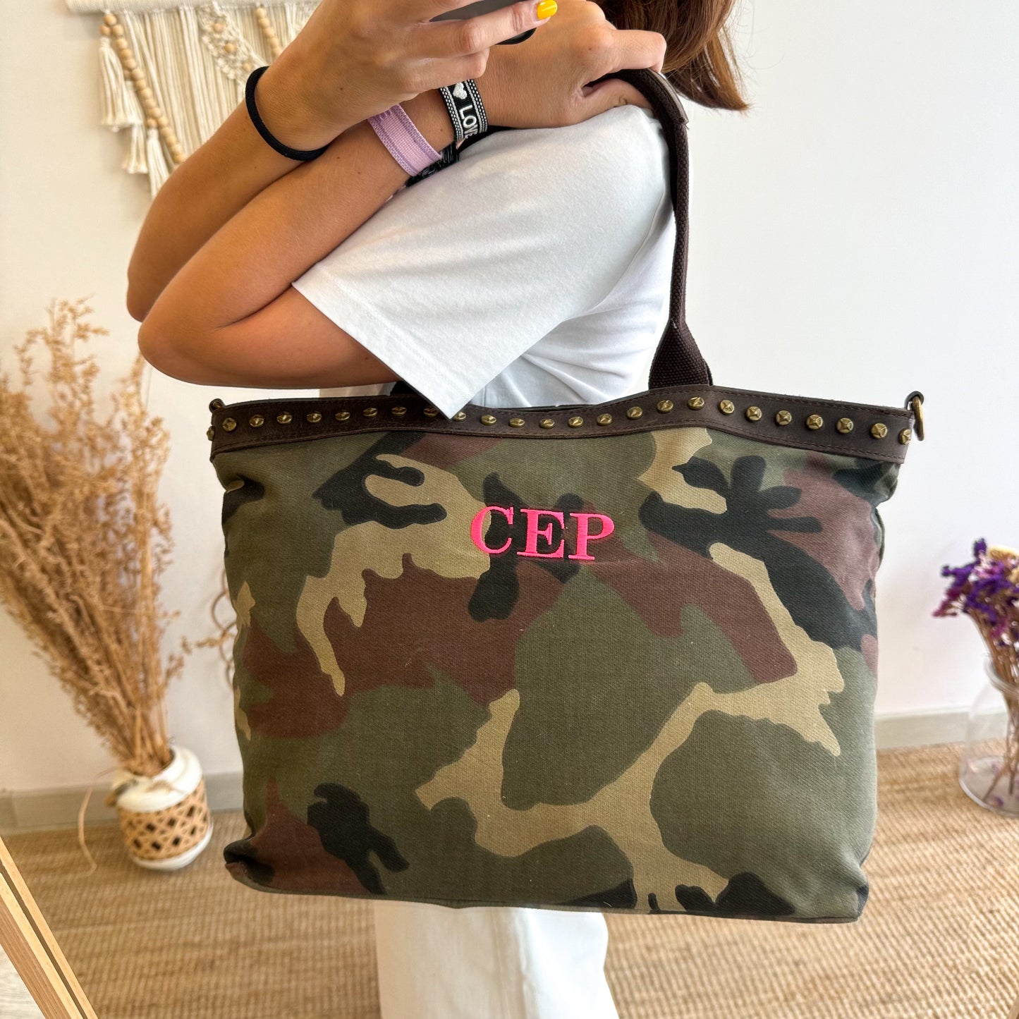 Bolso shopper loneta y piel camuflaje tachuelas iniciales bordadas con correa étnica